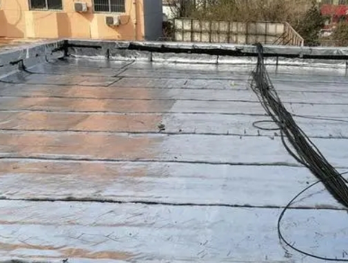 乌达卫生间漏水维修公司分享下乌达屋面楼顶防水刚性防水层施工要点。